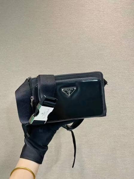 ￥480   新款腰包 2VH156A 这款简约而百搭的腰包胸包采用进口尼龙面料和亮面牛皮，呈现科技感细节现代魅力。再生尼龙调节肩带